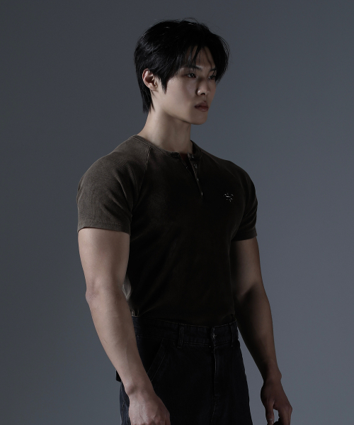 CARMID（カミド）の「アンティックピグメントヘンリーネック半袖[ブラウン]（Tシャツ/カットソー・メンズ・その他・1/2/3）」の4枚目の写真