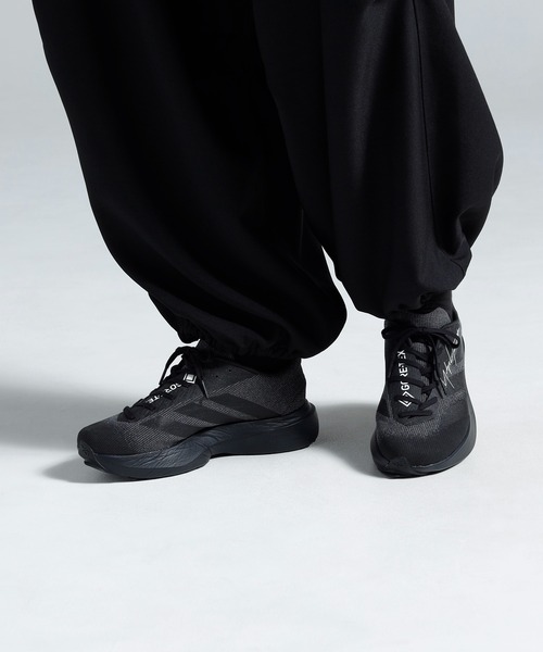 Y-3(ワイスリー)の「Y-3 EVO SL ATR GTX(スニーカー・メンズ・ブラック系・27.5cm/28.0cm/28.5cm/29.0cm/29.5cm/24.5cm/25.0cm/25.5cm/26.0cm/26.5cm/27.0cm/22.5cm/23.0cm/23.5cm/24.0cm)」の1枚目の写真