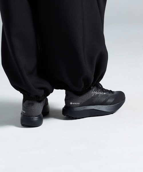 Y-3(ワイスリー)の「Y-3 EVO SL ATR GTX(スニーカー・メンズ・ブラック系・27.5cm/28.0cm/28.5cm/29.0cm/29.5cm/24.5cm/25.0cm/25.5cm/26.0cm/26.5cm/27.0cm/22.5cm/23.0cm/23.5cm/24.0cm)」の4枚目の写真