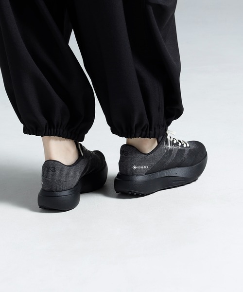 Y-3(ワイスリー)の「Y-3 EVO SL ATR GTX(スニーカー・メンズ・ブラック系・27.5cm/28.0cm/28.5cm/29.0cm/29.5cm/24.5cm/25.0cm/25.5cm/26.0cm/26.5cm/27.0cm/22.5cm/23.0cm/23.5cm/24.0cm)」の7枚目の写真