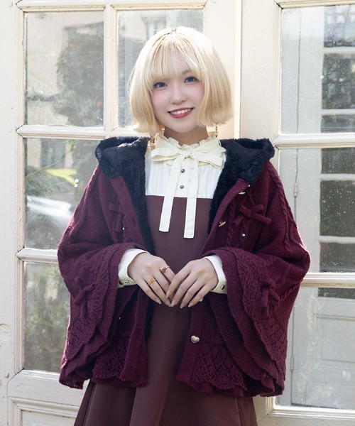 axes femme POETIQUE（アクシーズファムポエティック）の「リボン付き裏ボアニットケープ（カーディガン/ボレロ・レディース・キナリ/ワイン/ピンク/ブラック・MEDIUM）」の4枚目の写真