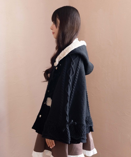 axes femme POETIQUE（アクシーズファムポエティック）の「リボン付き裏ボアニットケープ（カーディガン/ボレロ・レディース・キナリ/ワイン/ピンク/ブラック・MEDIUM）」の6枚目の写真