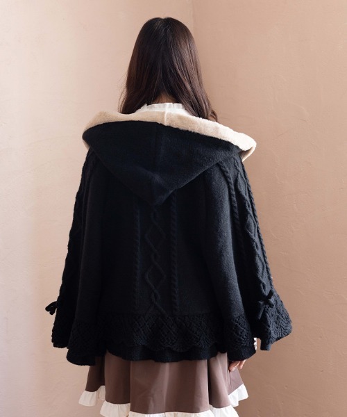 axes femme POETIQUE（アクシーズファムポエティック）の「リボン付き裏ボアニットケープ（カーディガン/ボレロ・レディース・キナリ/ワイン/ピンク/ブラック・MEDIUM）」の7枚目の写真