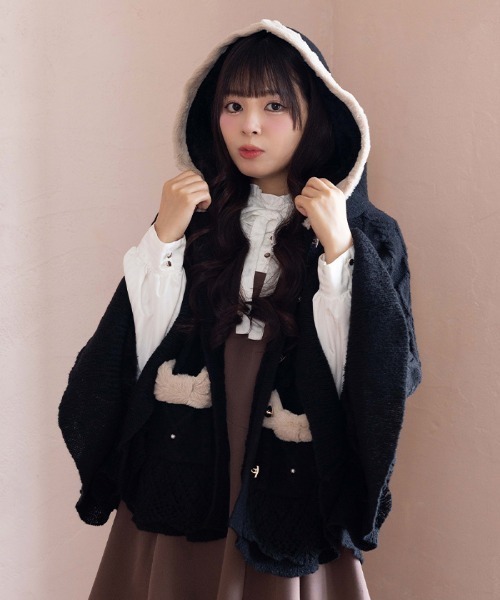 axes femme POETIQUE（アクシーズファムポエティック）の「リボン付き裏ボアニットケープ（カーディガン/ボレロ・レディース・キナリ/ワイン/ピンク/ブラック・MEDIUM）」の8枚目の写真