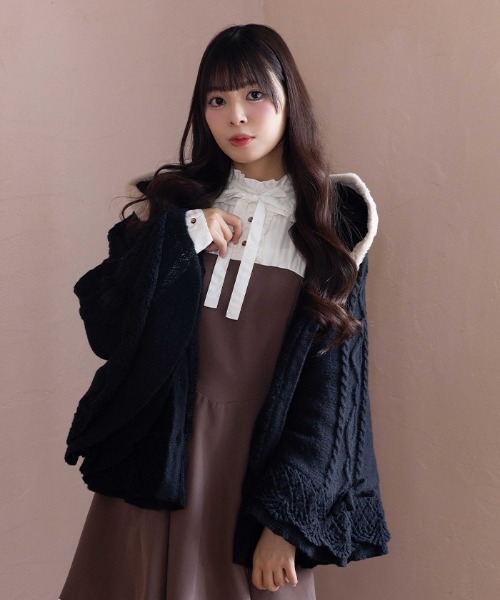axes femme POETIQUE（アクシーズファムポエティック）の「リボン付き裏ボアニットケープ（カーディガン/ボレロ・レディース・キナリ/ワイン/ピンク/ブラック・MEDIUM）」の9枚目の写真