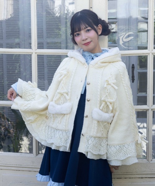 axes femme POETIQUE（アクシーズファムポエティック）の「リボン付き裏ボアニットケープ（カーディガン/ボレロ・レディース・キナリ/ワイン/ピンク/ブラック・MEDIUM）」の13枚目の写真