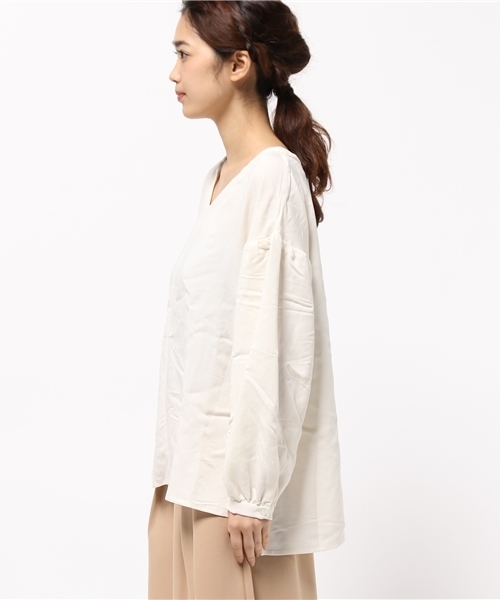 LBC（エルビーシー）の「レーヨンEVボリューム袖ブラウス               （シャツ/ブラウス・レディース・オフホワイト/ダークグレー・LARGE/MEDIUM）」の4枚目の写真