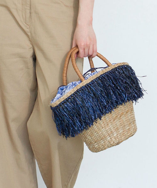 NATURAL BEAUTY BASIC（ナチュラルビューティーベーシック）の「【JJ_5月号掲載】バイカラーフリンジバスケット（かごバッグ・レディース・ピンク/ネイビー・ﾌﾘ-）」の2枚目の写真