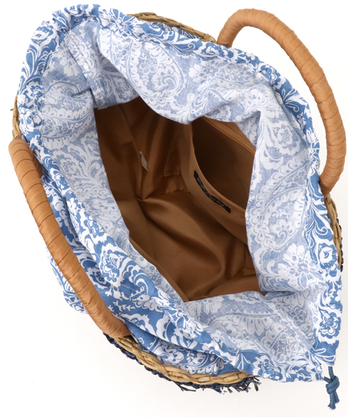 NATURAL BEAUTY BASIC（ナチュラルビューティーベーシック）の「【JJ_5月号掲載】バイカラーフリンジバスケット（かごバッグ・レディース・ピンク/ネイビー・ﾌﾘ-）」の6枚目の写真