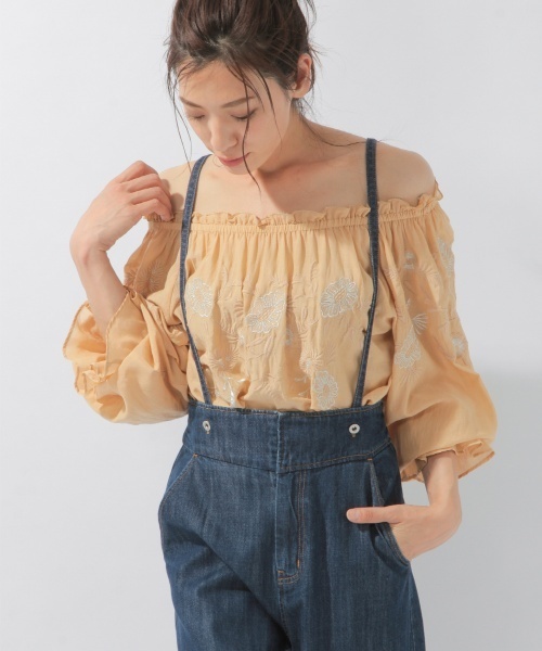 laboratory work(ラボラトリーワーク)の「フラワーザリ刺繍オフショルダーブラウス(シャツ/ブラウス・レディース・オフホワイト/ベージュ/ネイビー・MEDIUM)」の2枚目の写真