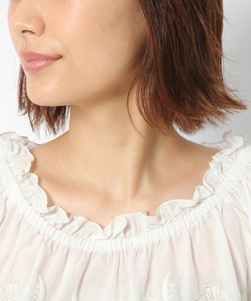 laboratory work(ラボラトリーワーク)の「フラワーザリ刺繍オフショルダーブラウス(シャツ/ブラウス・レディース・オフホワイト/ベージュ/ネイビー・MEDIUM)」の13枚目の写真