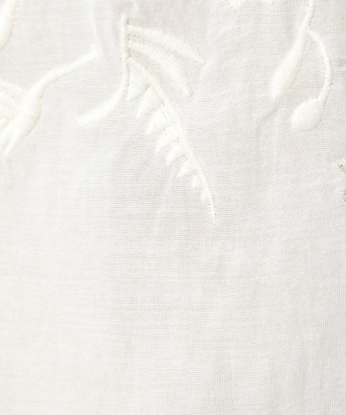 laboratory work(ラボラトリーワーク)の「フラワーザリ刺繍オフショルダーブラウス(シャツ/ブラウス・レディース・オフホワイト/ベージュ/ネイビー・MEDIUM)」の10枚目の写真