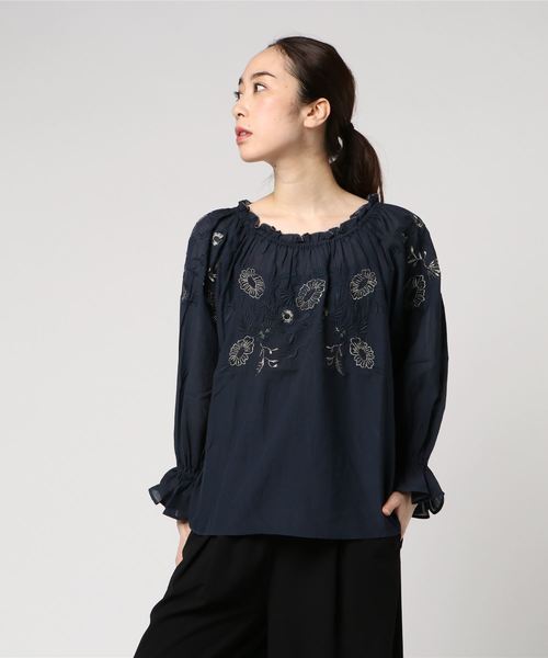 laboratory work(ラボラトリーワーク)の「フラワーザリ刺繍オフショルダーブラウス(シャツ/ブラウス・レディース・オフホワイト/ベージュ/ネイビー・MEDIUM)」の17枚目の写真