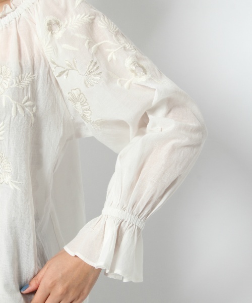 laboratory work(ラボラトリーワーク)の「フラワーザリ刺繍オフショルダーブラウス(シャツ/ブラウス・レディース・オフホワイト/ベージュ/ネイビー・MEDIUM)」の22枚目の写真