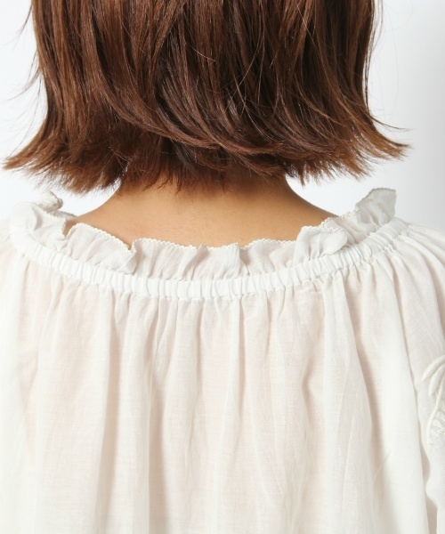 laboratory work(ラボラトリーワーク)の「フラワーザリ刺繍オフショルダーブラウス(シャツ/ブラウス・レディース・オフホワイト/ベージュ/ネイビー・MEDIUM)」の20枚目の写真