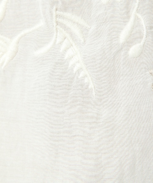 laboratory work(ラボラトリーワーク)の「フラワーザリ刺繍オフショルダーブラウス(シャツ/ブラウス・レディース・オフホワイト/ベージュ/ネイビー・MEDIUM)」の18枚目の写真