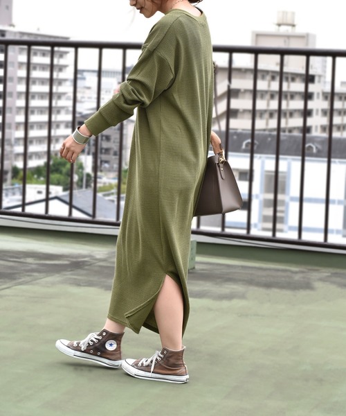 LHELBIE(レルビエ)の「楽チンワッフルVネックロングスリットワンピース(ワンピース・レディース・ブラック/グレー/カーキ・M)」の8枚目の写真