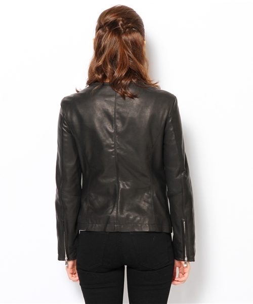 allureville（アルアバイル）の「レザーVネックジャケット