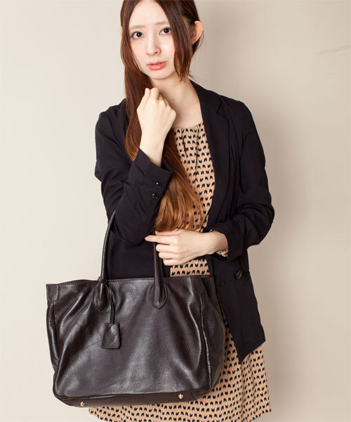 NANO universe(ナノユニバース)の「Sentore Amaranto/チャーム付インバッグレザートート(トートバッグ・レディース・ダークブラウン/ベージュ/グレー/アイボリー・FREE)」の3枚目の写真