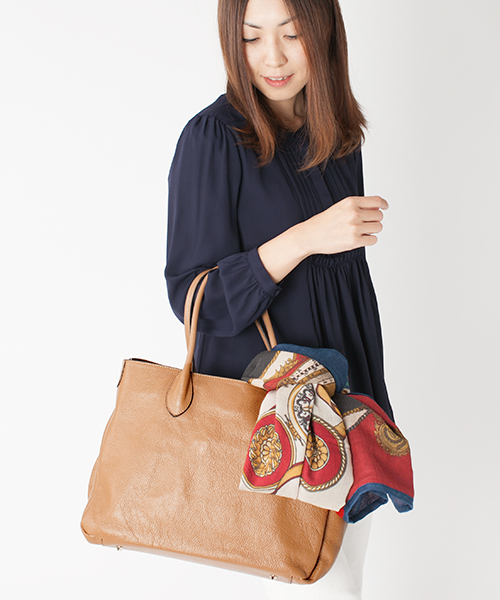 NANO universe(ナノユニバース)の「Sentore Amaranto/チャーム付インバッグレザートート(トートバッグ・レディース・ダークブラウン/ベージュ/グレー/アイボリー・FREE)」の4枚目の写真