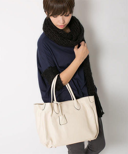 NANO universe(ナノユニバース)の「Sentore Amaranto/チャーム付インバッグレザートート(トートバッグ・レディース・ダークブラウン/ベージュ/グレー/アイボリー・FREE)」の1枚目の写真