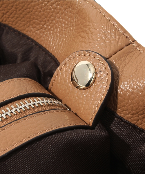 NANO universe(ナノユニバース)の「Sentore Amaranto/チャーム付インバッグレザートート(トートバッグ・レディース・ダークブラウン/ベージュ/グレー/アイボリー・FREE)」の11枚目の写真