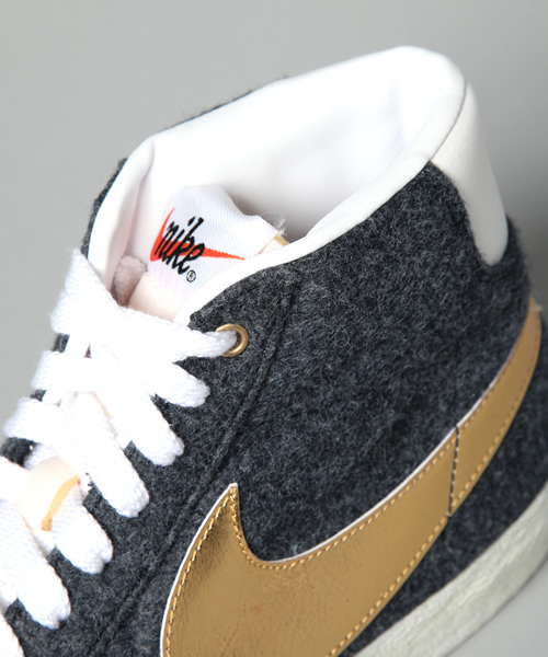 BEAMS(ビームス)の「NIKE SPORTSWEAR / BLAZER MID PRM VNTG(スニーカー・メンズ・チャコールグレー/ネイビー・26/27/28/28.5/26.5/27.5)」の16枚目の写真