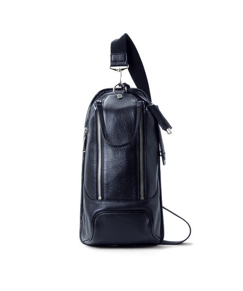 PELLE MORBIDA(ペッレモルビダ)の「MAIDEN VOYAGE(メイデン ボヤージュ)縦型ショルダーバッグ(ボディバッグ/ウエストポーチ・メンズ・ブラック/ベージュ/ネイビー/レッド/オレンジ/チャコールグレー・FREE)」の5枚目の写真