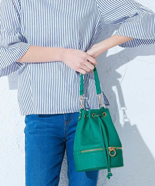 Pierrot（ピエロ）の「2wayデザイン巾着バッグ（トートバッグ・レディース・ホワイト/グレイッシュベージュ/グリーン・FREE）」の2枚目の写真