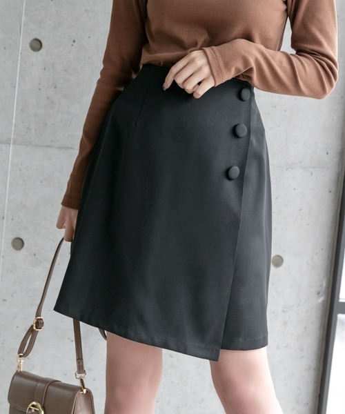 Newlyme（ニューリーミー）の「３ボタン台形ラップスカート（スカート・レディース・ブラック/ボルドー/ブラック系その他/ブラウン系その他/パープル系その他/ブラウン系その他2/ピンク系その他/ベージュ系その他/ブラック系その他2/ベージュ系その他2/グリーン系その他/ブラック系その他3・MEDIUM/LARGE）」の4枚目の写真