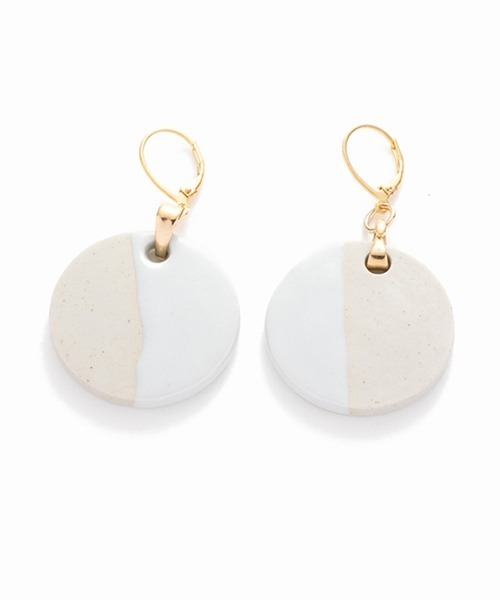 LAPUIS(ラピュイ)の「Lauis(ラピュイ)ARITA Bicolor Pierce(ピアス(両耳用)・レディース・ベージュ/オレンジ/ホワイト・FREE)」の2枚目の写真