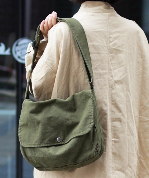 Fun & Daily(ファンアンドデイリー)の「F&D : ヴィンテージデザインショルダーバッグ(ショルダーバッグ・レディース・ブラック/カーキ/ホワイト/ブラウン・FREE)」の5枚目の写真