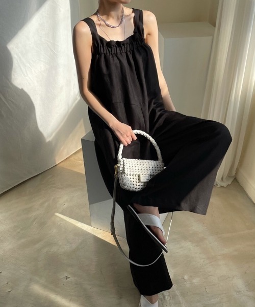 ABITOKYO(アビトーキョー)の「麻ライクフロントギャザーワイドサロペットパンツ(つなぎ/オールインワン・レディース・ブラック/ベージュ/インディゴブルー・FREE)」の3枚目の写真