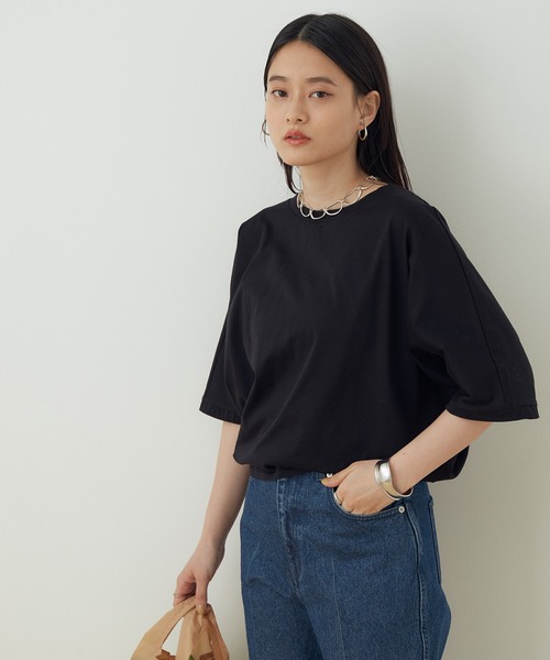 ADAM ET ROPE'(アダムエロペ)の「変形コクーンTシャツ(Tシャツ/カットソー・レディース・ブラック/キナリ・FREE)」の2枚目の写真