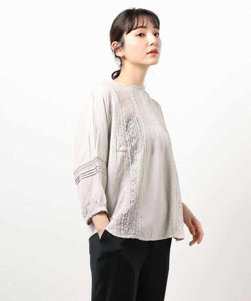 BELLUNA PLUS(ベルーナ)の「レース切替ピンタック使いブラウス(シャツ/ブラウス・レディース・オフホワイト/ブルー/マスタード/グレー系その他・MEDIUM/LARGE/X-LARGE)」の18枚目の写真