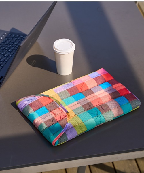 BAGGU（バグー）の「【BAGGU】16インチ ラップトップケース（PC・タブレットケース・レディース・ダークグリーン/ブラウン/ピンク系その他・FREE）」の3枚目の写真