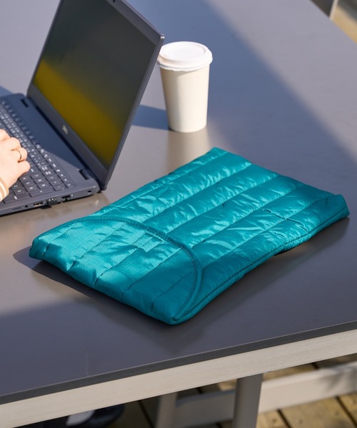 BAGGU（バグー）の「【BAGGU】16インチ ラップトップケース（PC・タブレットケース・レディース・ダークグリーン/ブラウン/ピンク系その他・FREE）」の2枚目の写真