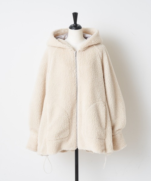 BEARDSLEY（ビアズリー）の「ウールを混紡し、ボリューム感のある肉厚の生地を使用したトスカーナトイプーブルゾン（ブルゾン・レディース・アイボリー/ブラック・FREE）」の5枚目の写真