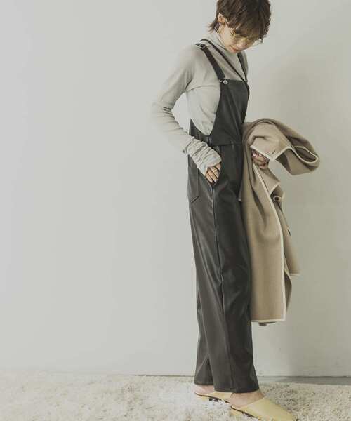 URBAN RESEARCH（アーバンリサーチ）の「フェイクレザーサロペット（サロペット/オーバーオール・レディース・ダークブラウン/カーキ・FREE）」の3枚目の写真