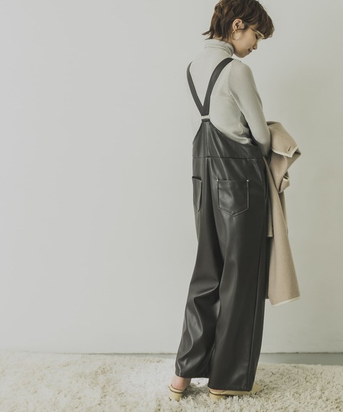URBAN RESEARCH（アーバンリサーチ）の「フェイクレザーサロペット（サロペット/オーバーオール・レディース・ダークブラウン/カーキ・FREE）」の20枚目の写真