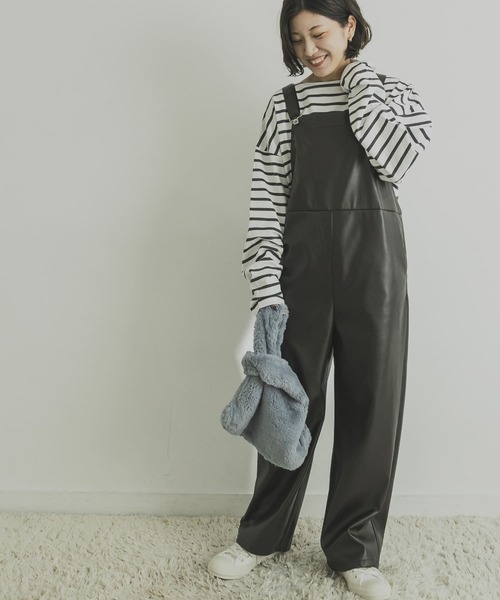 URBAN RESEARCH（アーバンリサーチ）の「フェイクレザーサロペット（サロペット/オーバーオール・レディース・ダークブラウン/カーキ・FREE）」の14枚目の写真