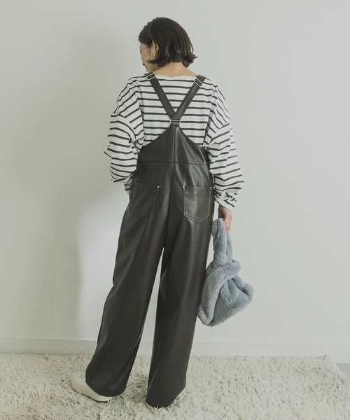 URBAN RESEARCH（アーバンリサーチ）の「フェイクレザーサロペット（サロペット/オーバーオール・レディース・ダークブラウン/カーキ・FREE）」の4枚目の写真