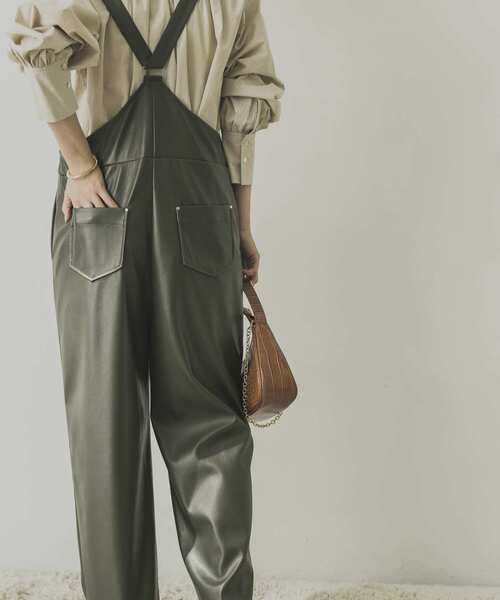 URBAN RESEARCH（アーバンリサーチ）の「フェイクレザーサロペット（サロペット/オーバーオール・レディース・ダークブラウン/カーキ・FREE）」の11枚目の写真