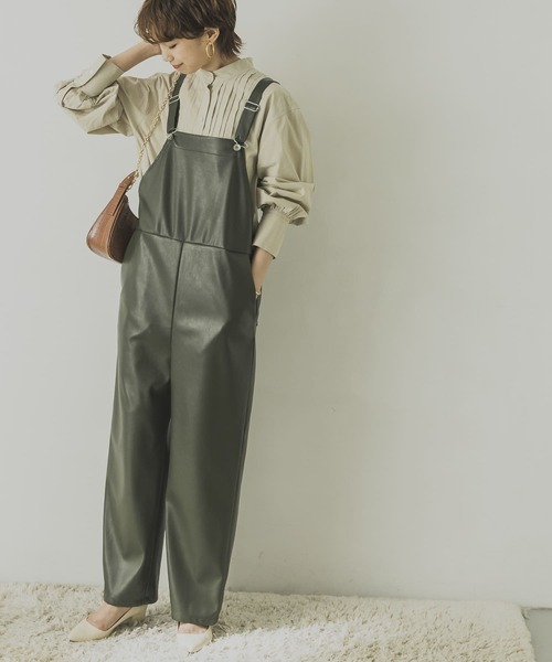 URBAN RESEARCH（アーバンリサーチ）の「フェイクレザーサロペット（サロペット/オーバーオール・レディース・ダークブラウン/カーキ・FREE）」の8枚目の写真