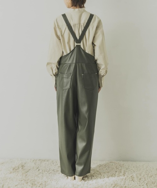 URBAN RESEARCH（アーバンリサーチ）の「フェイクレザーサロペット（サロペット/オーバーオール・レディース・ダークブラウン/カーキ・FREE）」の12枚目の写真