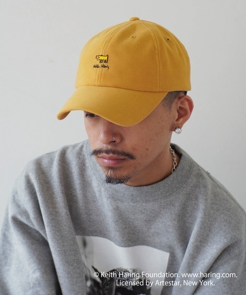 Keith Haring(キース・ヘリング)の「【 Keith Haring / キースへリング 】 フロッキープリント&刺繍ロゴ キャップ(キャップ・メンズ・マスタード/ベージュ/ブラック/ネイビー・FREE)」の1枚目の写真