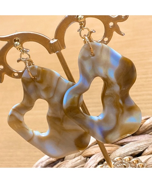 tone(トーン)の「【LoveAmooN】simplewave coffeemarble (MA)(ピアス(両耳用)・レディース・ゴールド・FREE)」の2枚目の写真