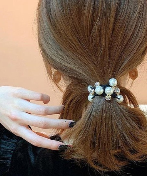 VIBGYOR Women（ヴィブジョー　ウィメン）の「【float】パール ビジュー ヘアゴム（ヘアゴム・レディース・ブラック/ベージュ/ブラウン・FREE）」の2枚目の写真