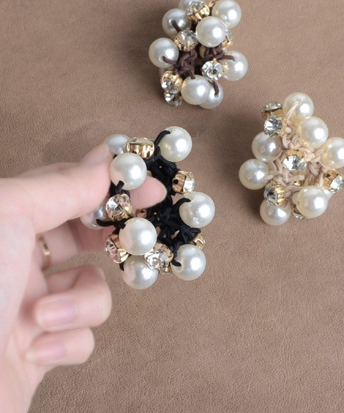 VIBGYOR Women（ヴィブジョー　ウィメン）の「【float】パール ビジュー ヘアゴム（ヘアゴム・レディース・ブラック/ベージュ/ブラウン・FREE）」の4枚目の写真