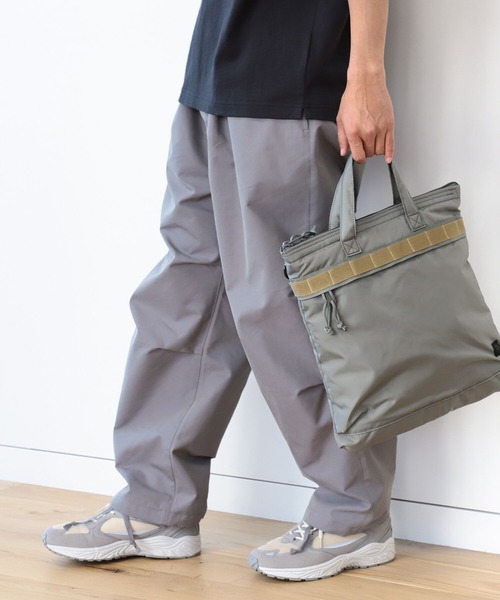 B:MING by BEAMS(ビーミングバイビームス)の「MIS x B:MING by BEAMS / 別注 ヘルメットバッグ(ハンドバッグ・メンズ・ブラック/グレー系・ONE SIZE)」の3枚目の写真